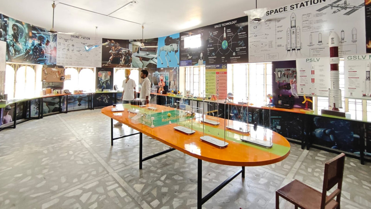 avm-school-ai-robotics-lab-photo